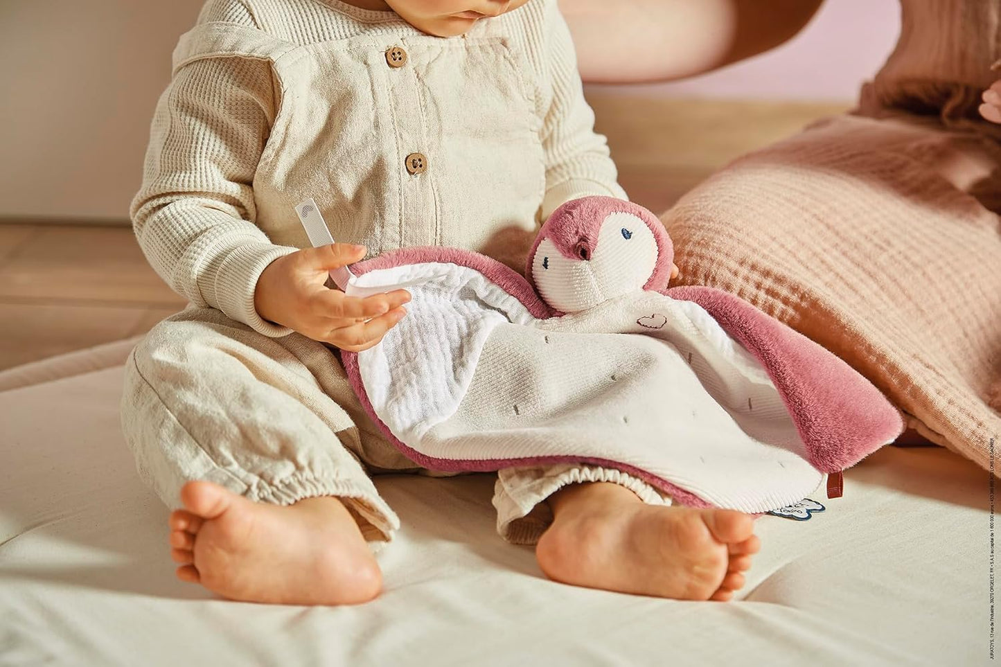 - Doudou - Penguin Pink Comforter - Soft Polyester and Micro-Velvet Baby Blankie in a Pretty Gift Box - Multi-Material with Ultra Fluffy Stomach - Early Development Toy - from Birth - K212007