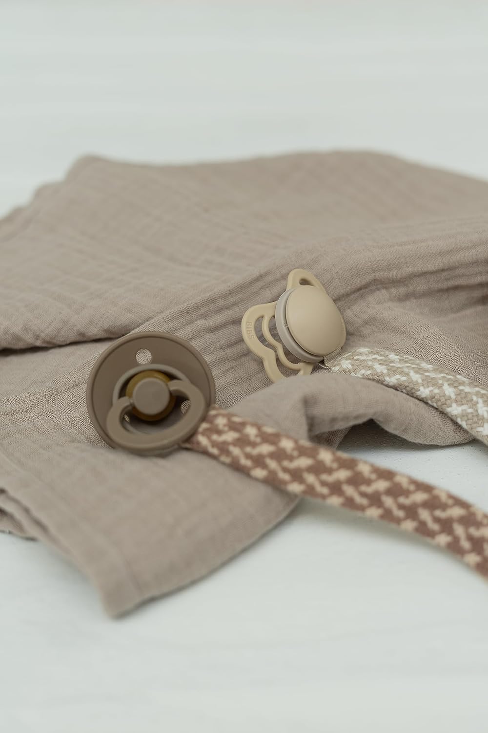 Pacifier Clip - Dark Oak/Vanilla