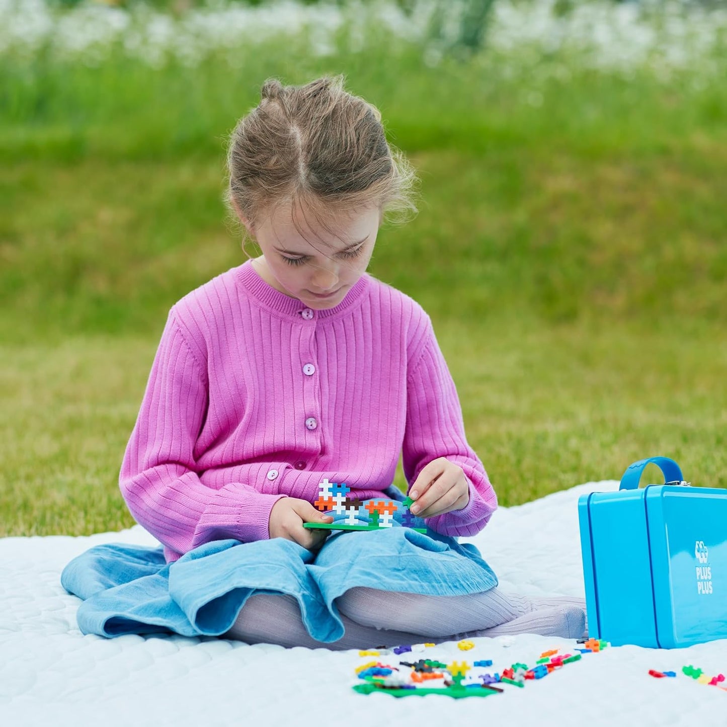 - Blue Metal Case - 600 Pieces - Creative Building and Construction Set - Mix of Basic and Neon Colors in a Travel Suitcase Box - Kids 5 to 12 Years - P7002